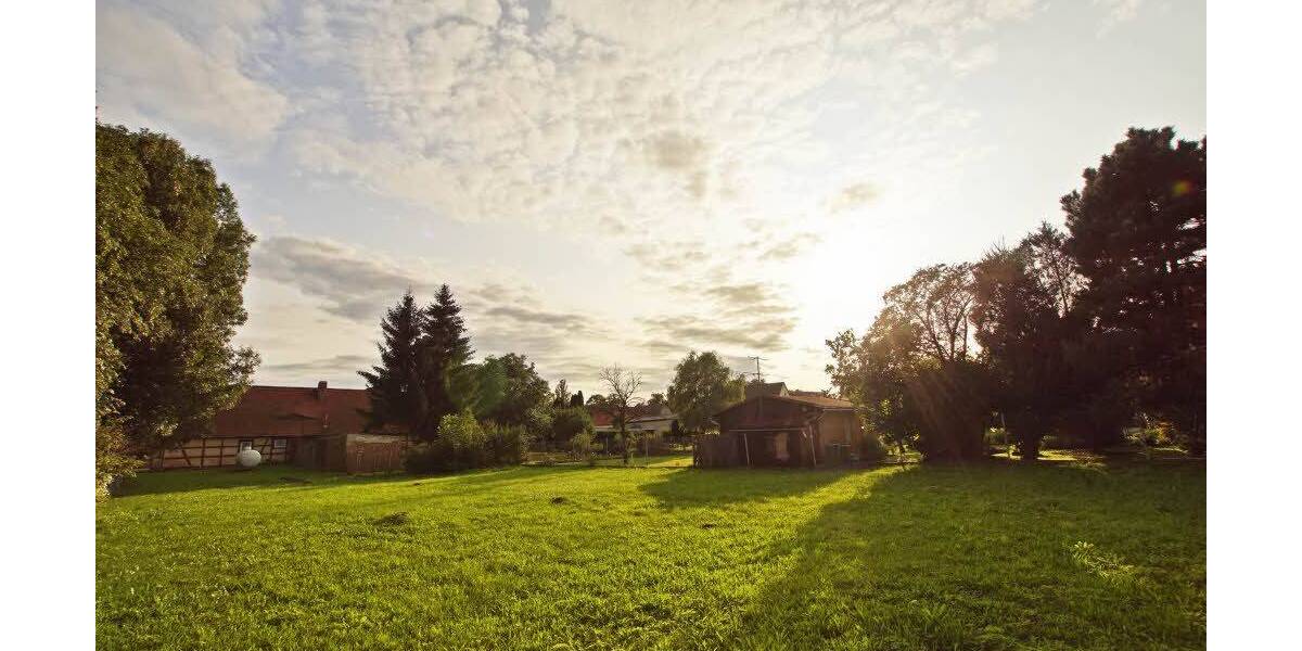 Saalekreis, OT Hohenweiden: 2.900 qm Baugrundstück mit schöner Klinker-Scheune zimmer