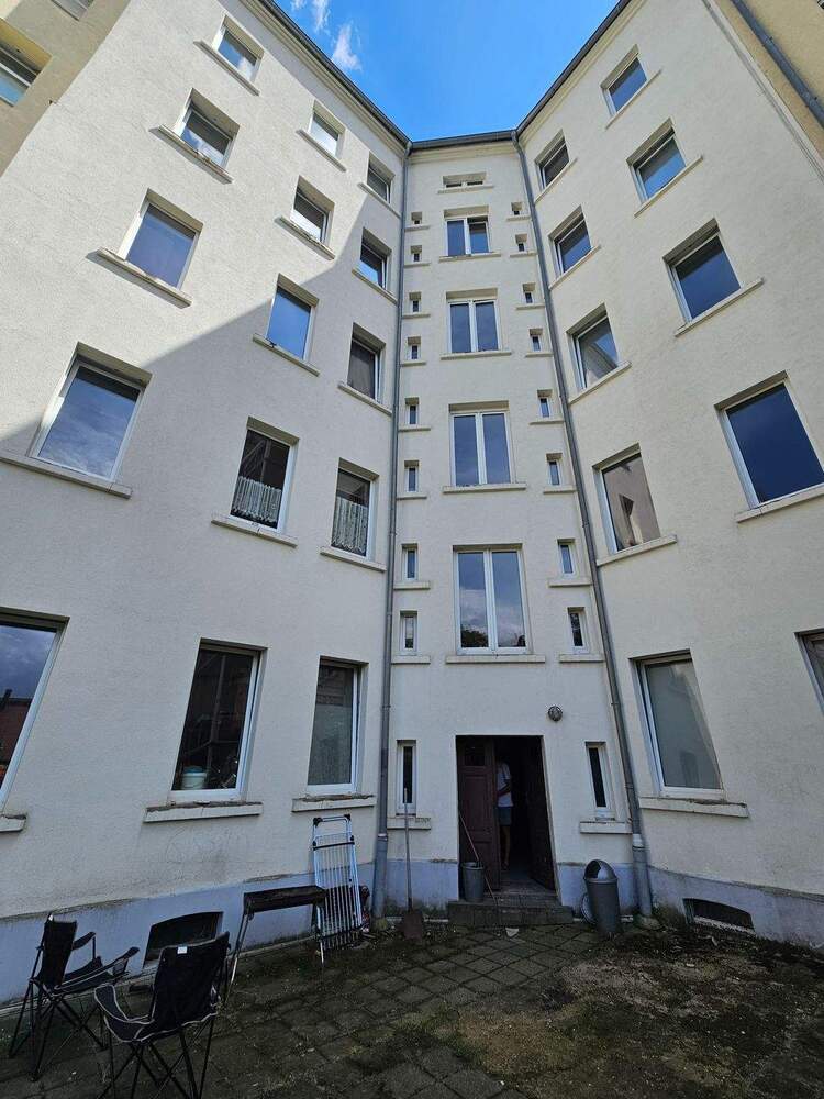 Gewerbefläche im san. Altbau mit EBK, gr. Schaufensterfront, Außenjalousien, WC, Keller