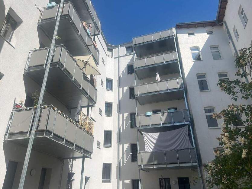 Luxuriöse 3-Zimmer-Wohnung mit Aufzug, Fußbodenheizung, Einbauküche, 2 Bädern & Wohnküche mit Balkon!