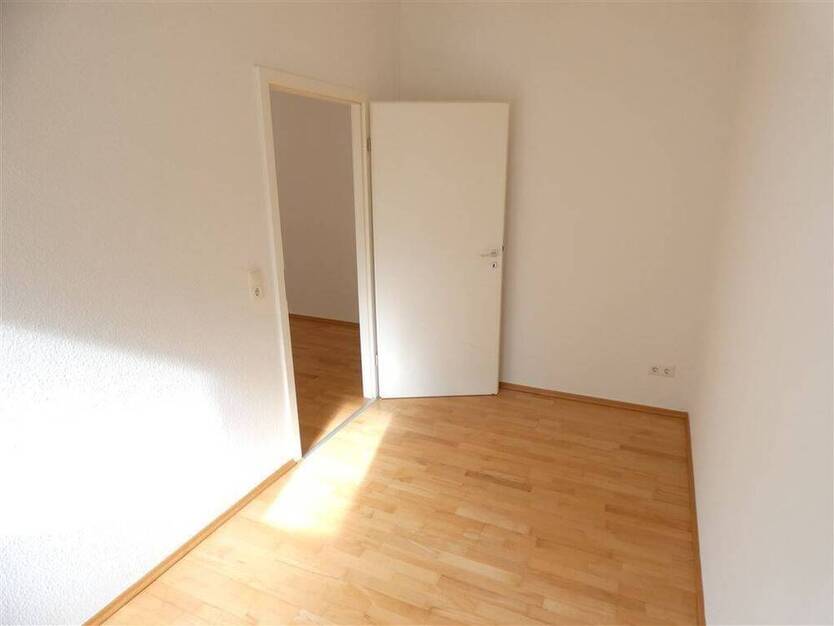 Schöne 2-Zi.-Wohnung mit Balkon, Bad mit Fenster im Grünen