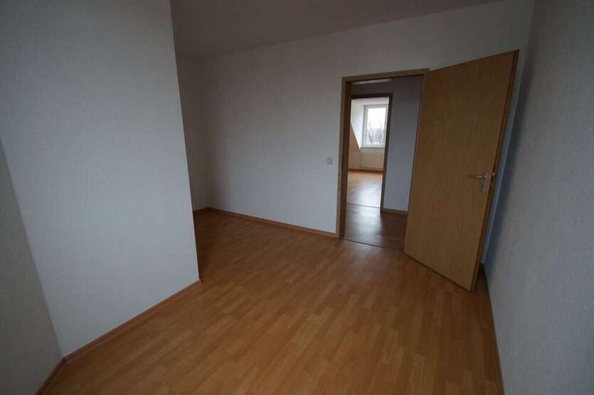 geeignet für 2er-WG - 2,5-Zi-DG-Whg - Laminat, Badewanne