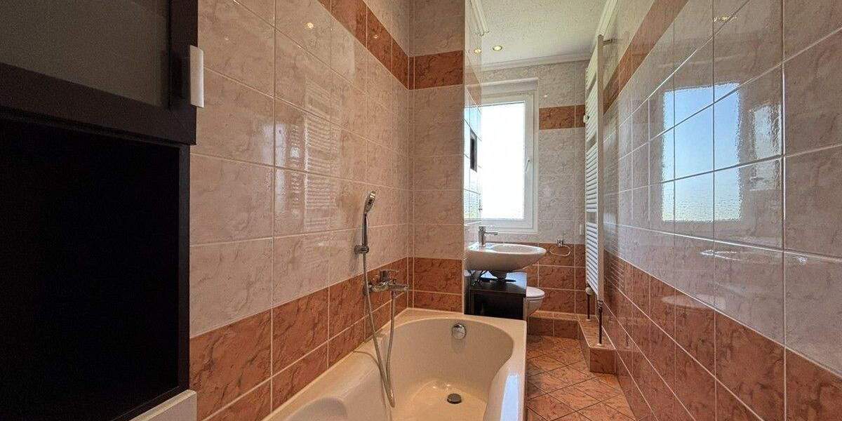 Familienfreundliche Eigentumswohnung mit Einbauküche, 2x Balkonen und 2x Garagen in Löberitz 5 zimmer