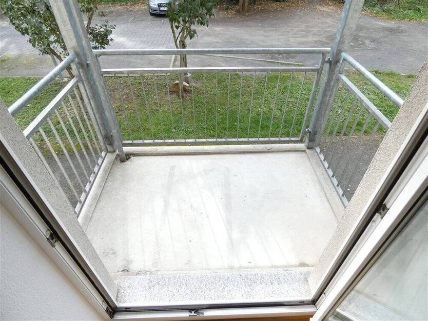 Schöne 2-Zi.-Wohnung mit Balkon, Bad mit Fenster im Grünen