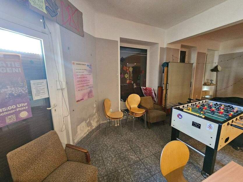 Gewerbefläche im san. Altbau mit EBK, gr. Schaufensterfront, Außenjalousien, WC, Keller