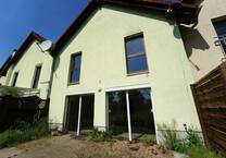 frisch renoviertes Reihenmittelhaus mit Stellplätzen und Garten in ruhiger Lage