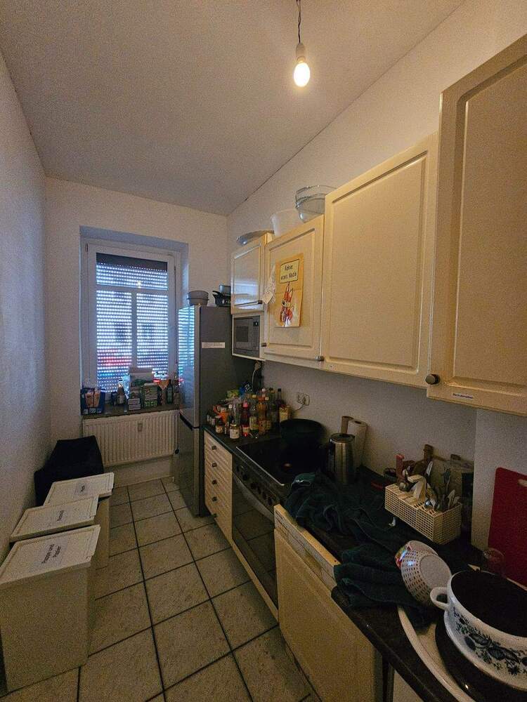 Gewerbefläche im san. Altbau mit EBK, gr. Schaufensterfront, Außenjalousien, WC, Keller