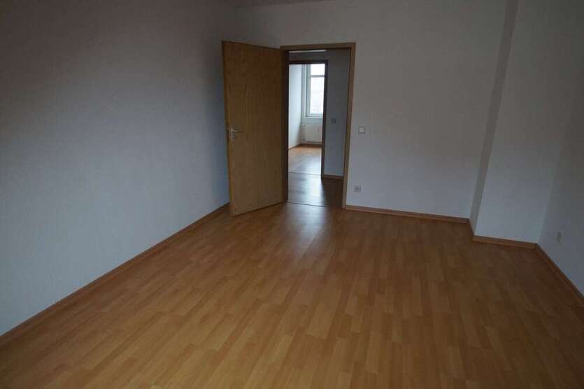 geeignet für 2er-WG - 2,5-Zi-DG-Whg - Laminat, Badewanne