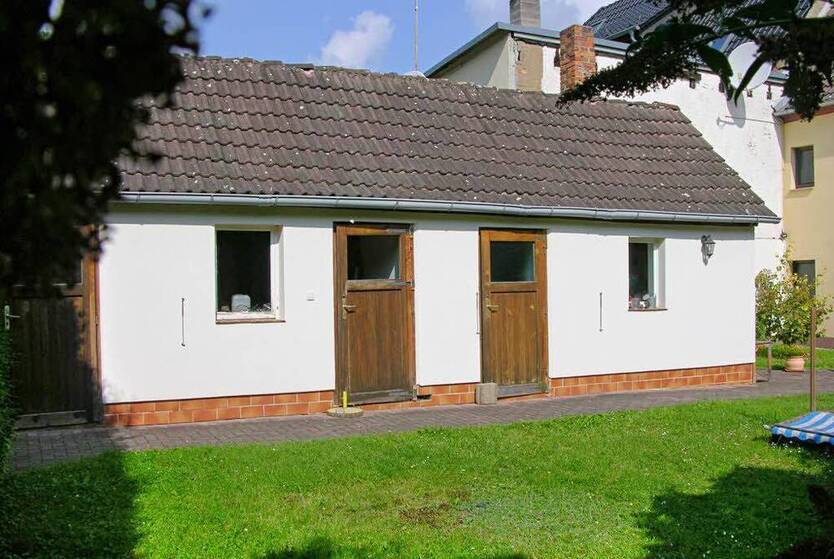 Wettin-Löbejün: 2 Reihenhäuser auf großem Grundstück, überdachter Pool und Nebengelass