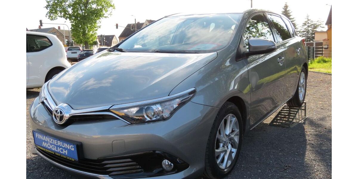Toyota Auris 51.000 km 13.440 &euro; Halle/ Saale 06116