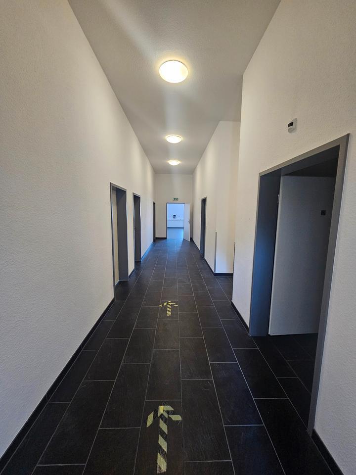 Büro-Produktions- & Werkstattfläche im EG einer freist. GewerbeImmobilie, Rolltor