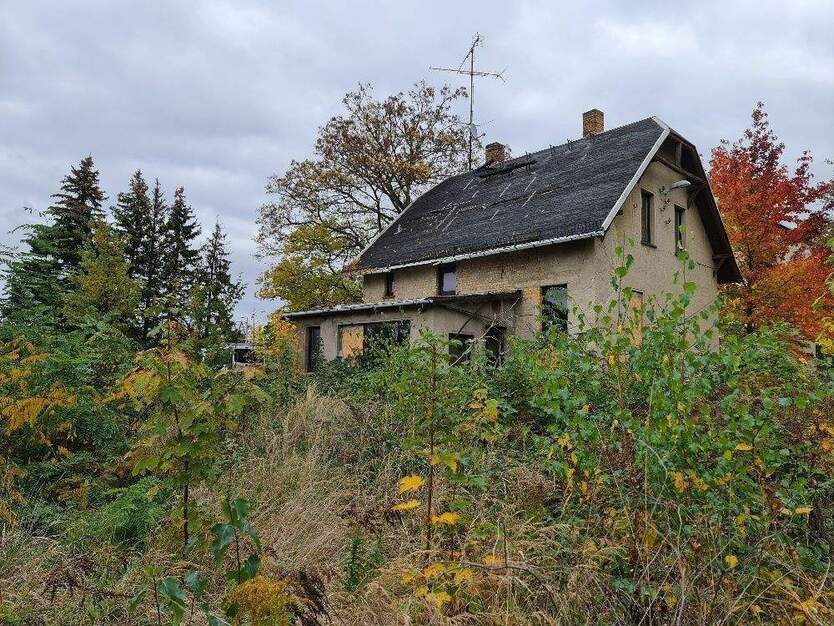 komplett zu sanierendes EFH + 5 Garagen + Bauplatz für 3 weitere EFH