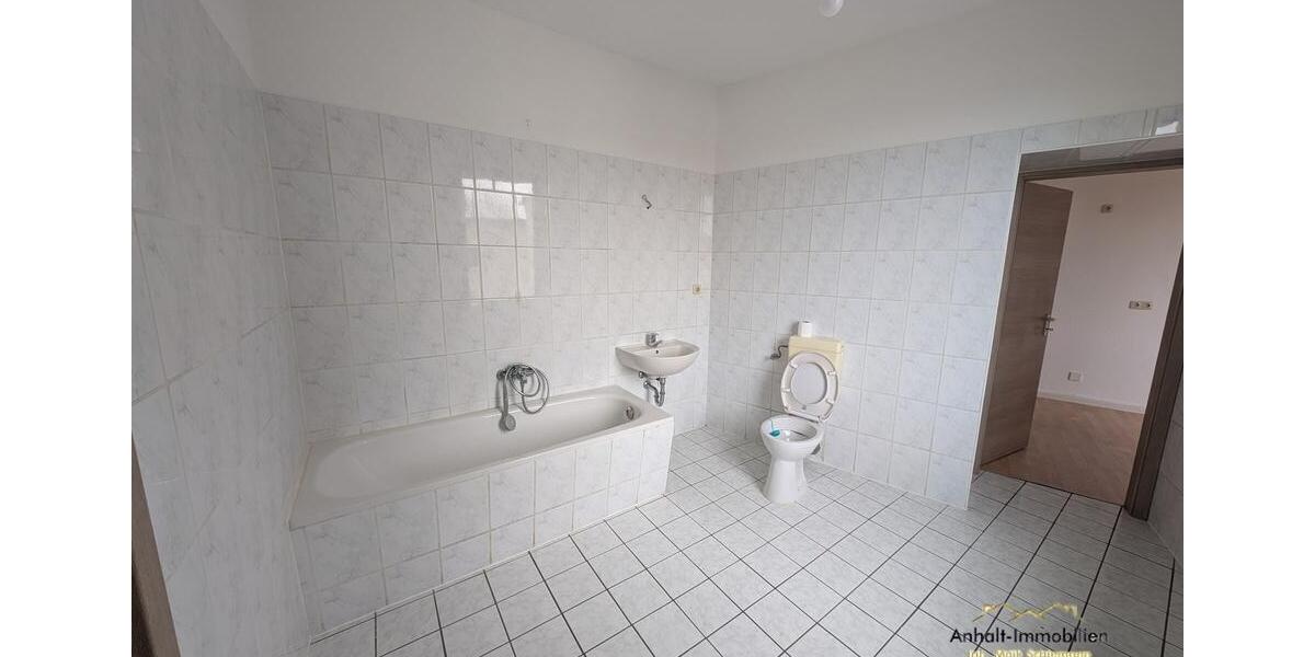 Etagenwohnung Bitterfeld-Wolfen Bitterfeld - 3 Zimmer, 84 m&sup2;, 480&euro; | Angebot:25547013