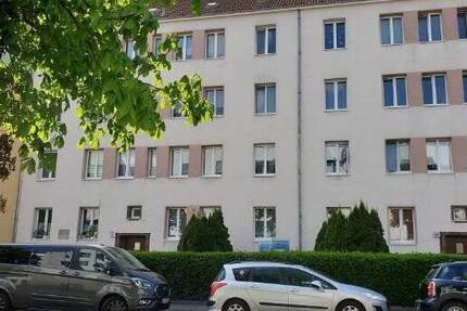 3 RaumWohnung im Erdgeschoss sonniger Balkon Laminatböden Tageslichtbad mit Wanne und Dusche !