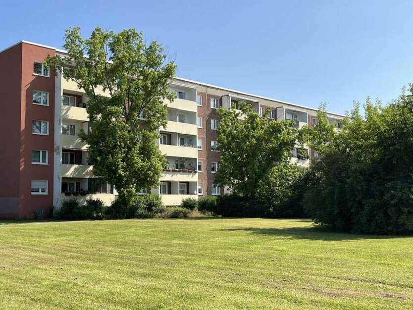 Wohnung zum Mieten in Halle (Saale) 152 € 24.99 m²