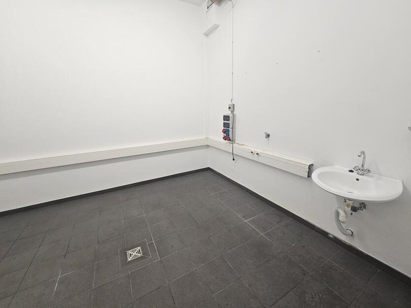 Büro-Produktions- & Werkstattfläche im EG einer freist. GewerbeImmobilie, Rolltor