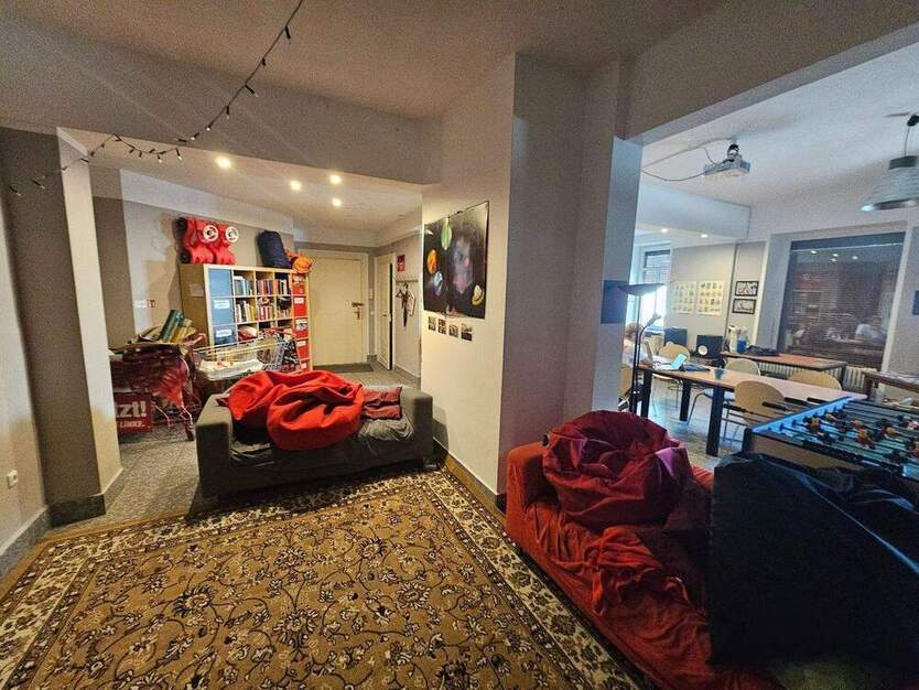 Gewerbefläche im san. Altbau mit EBK, gr. Schaufensterfront, Außenjalousien, WC, Keller